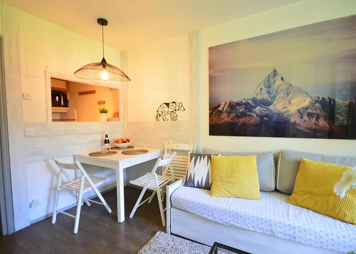 Nid Douillet A Proximite Des Pistes *